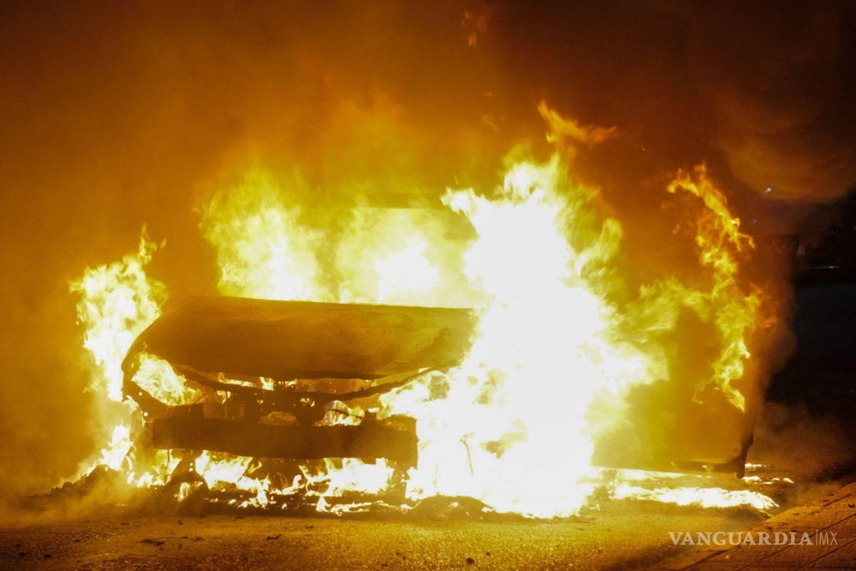 Arde en llamas auto tras presunta falla mecánica, en el Centro de Saltillo