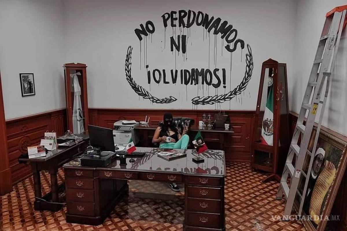 'Si viene la policía nos vamos defender', feministas seguirán 'ocupando' la CNDH