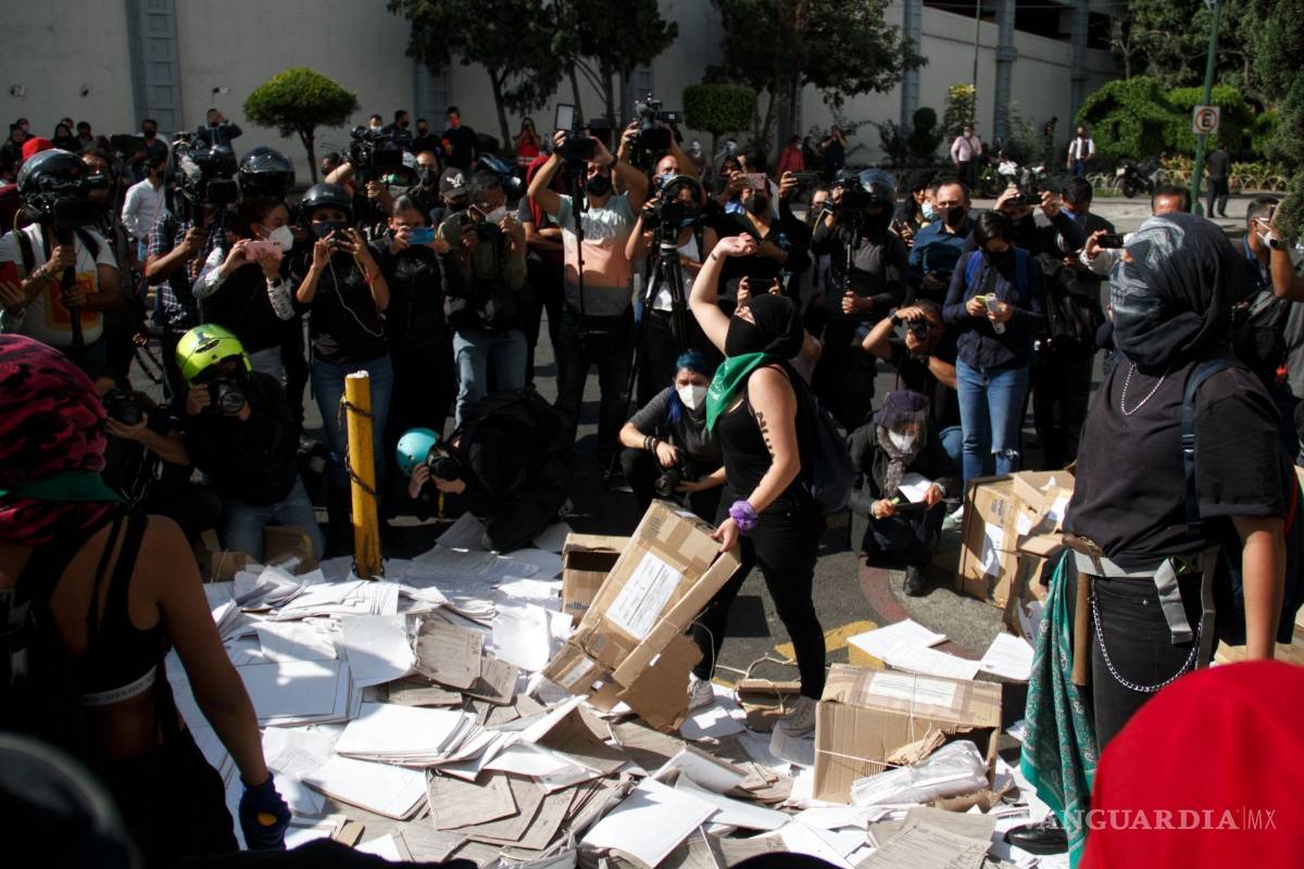 $!Mujeres se proponen matrimonio en protesta por Alexis, mientras policías las rodeaban