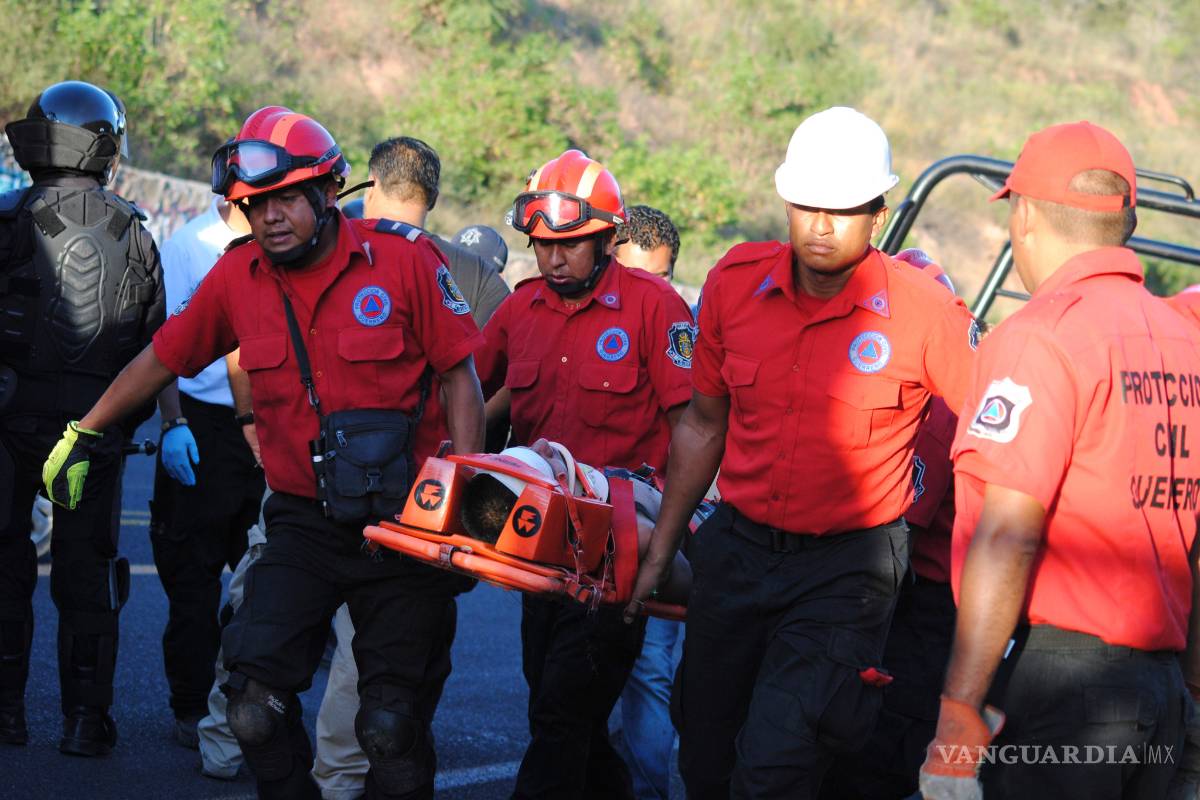Hospitalizan a ocho normalistas tras enfrentamiento