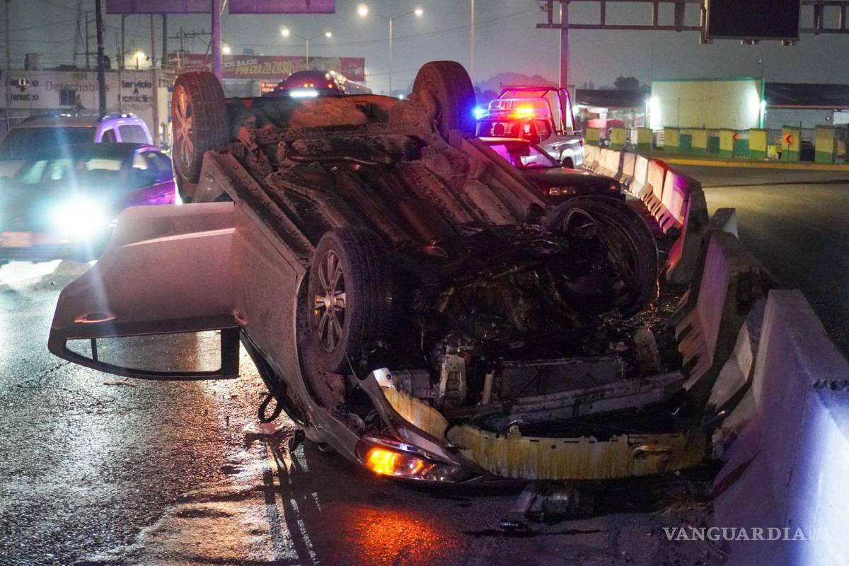 Vuelca jovencita en presunto estado de ebriedad sobre el periférico LEA de Saltillo; es detenida