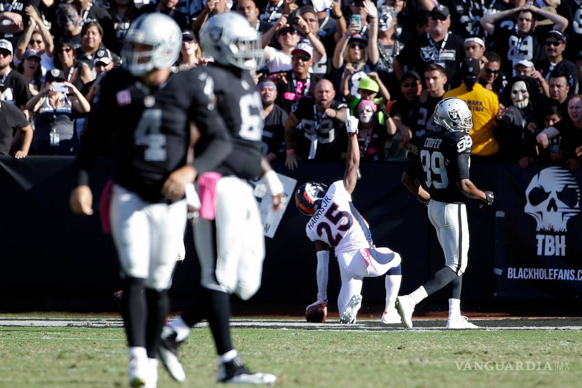 Harris intercepta y anota; Broncos superan a Raiders