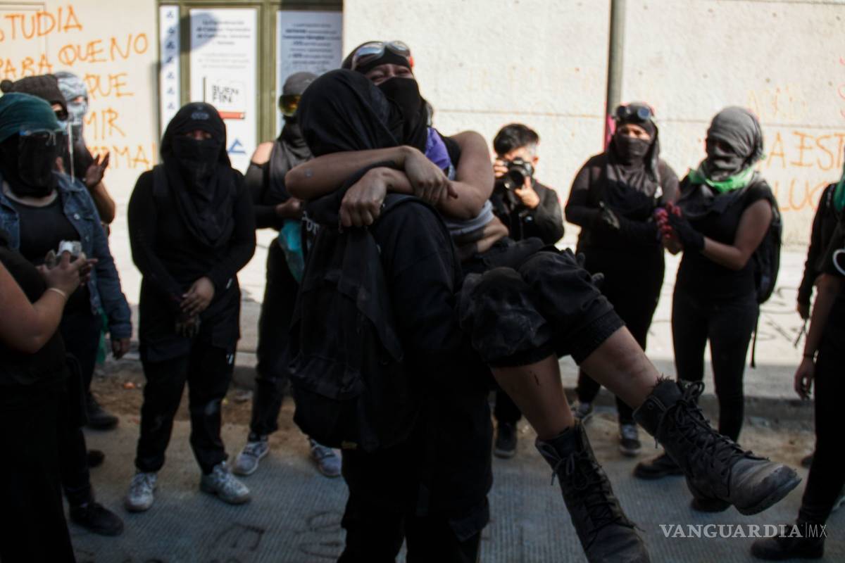 Mujeres se proponen matrimonio en protesta por Alexis, mientras policías las rodeaban