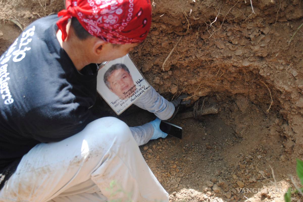 Hallan otra fosa con restos humanos en Iguala; suman 105 cadáveres