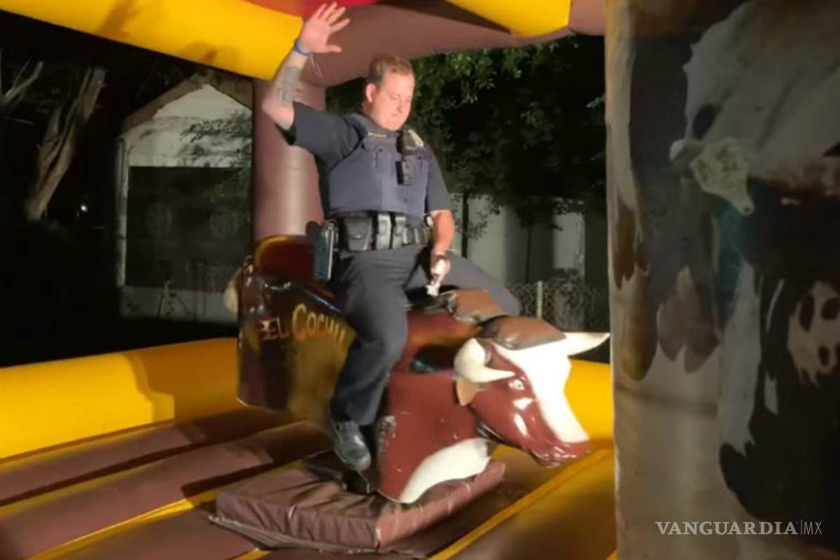 Oficial de policía llega para poner orden y termina uniéndose a la fiesta