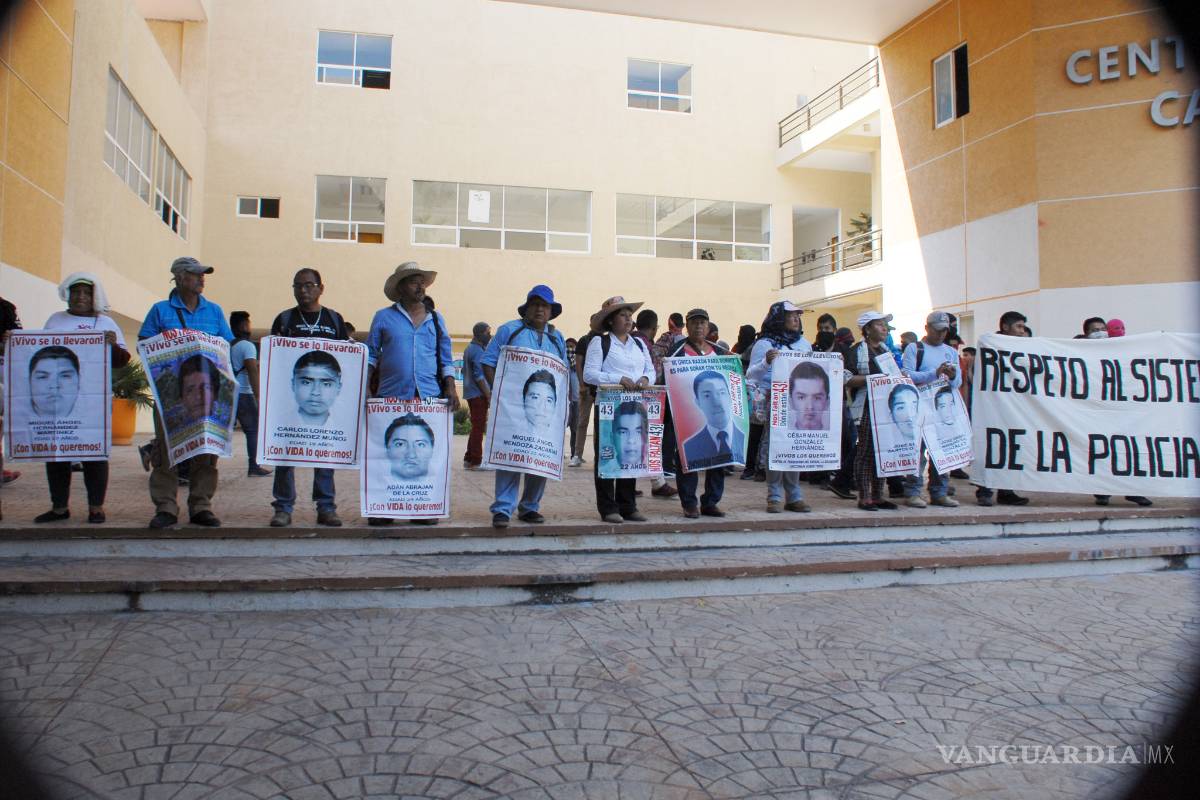 Marchan en México para pedir liberación de policías comunitarios detenidos