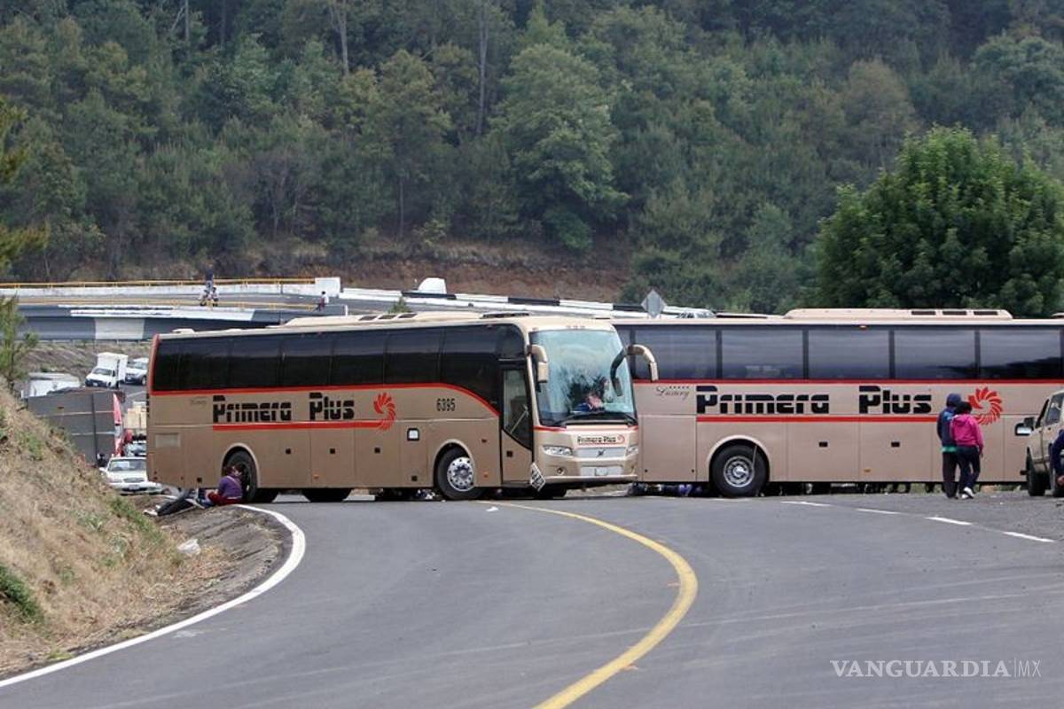Normalistas toman autobuses en Michoacán