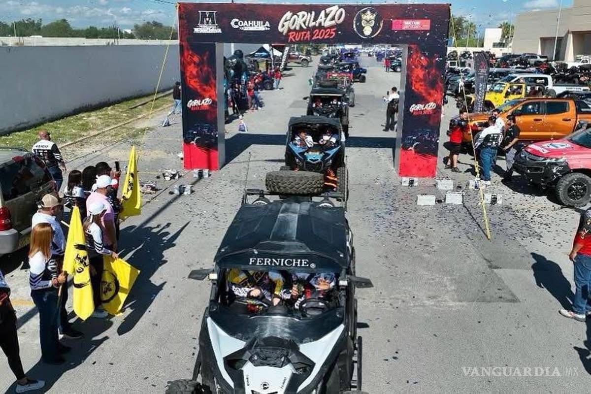 $!Multitudinario banderazo de salida encabezado por autoridades estatales y municipales.