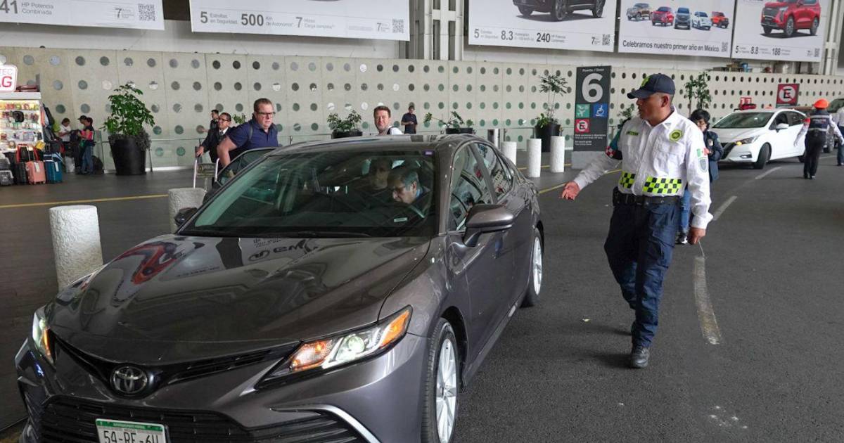 Niega SICT que Uber tenga permiso para recoger pasaje en los aeropuertos de México