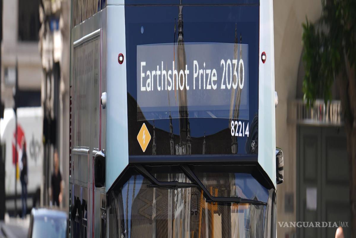 $!El Príncipe de Gales llega en autobús a la Asamblea de Impacto del Premio Earthshot en el Guildhall durante la Semana de Acción Climática de Londres.