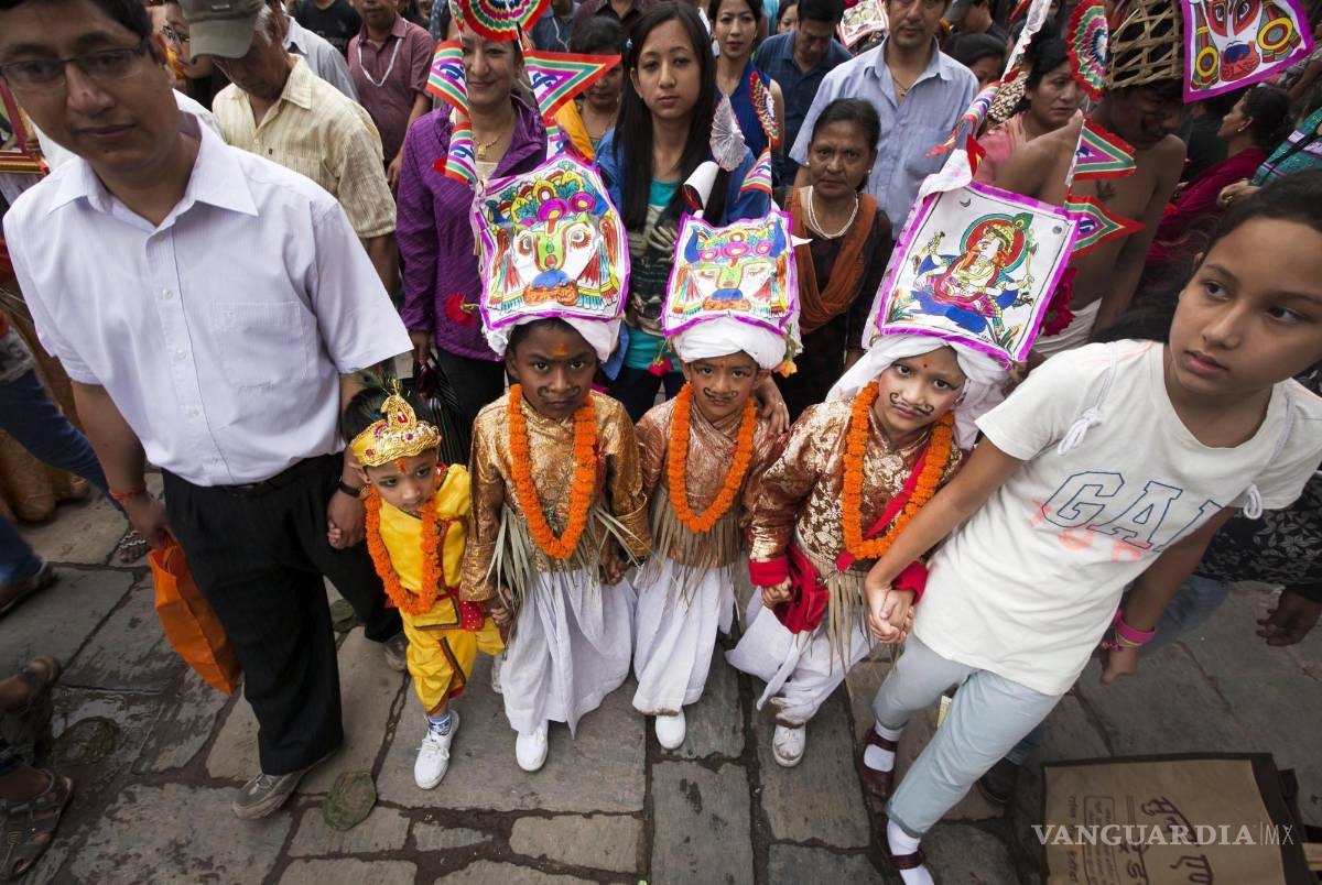 $!Niños nepalíes visten con un traje tradicional durante la procesión de Gai Jatra en la capital de Nepal. EFE/Narendra Shrestha
