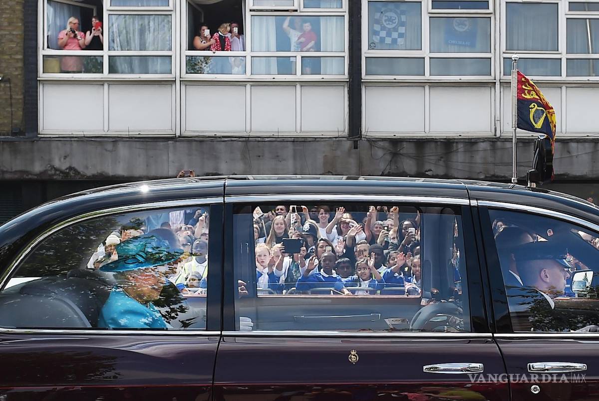 $!Imagen del 16 de julio de 2015. Los residentes de Dagenham y Barking mirando a la reina Isabel II de Gran Bretaña en un automóvil.