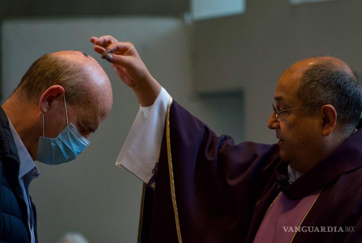 $!Fieles durante la misa de Miércoles de Ceniza, en la Parroquia de la Esperanza de María en la Resurreción del Señor, el 22 de febrero 2023.