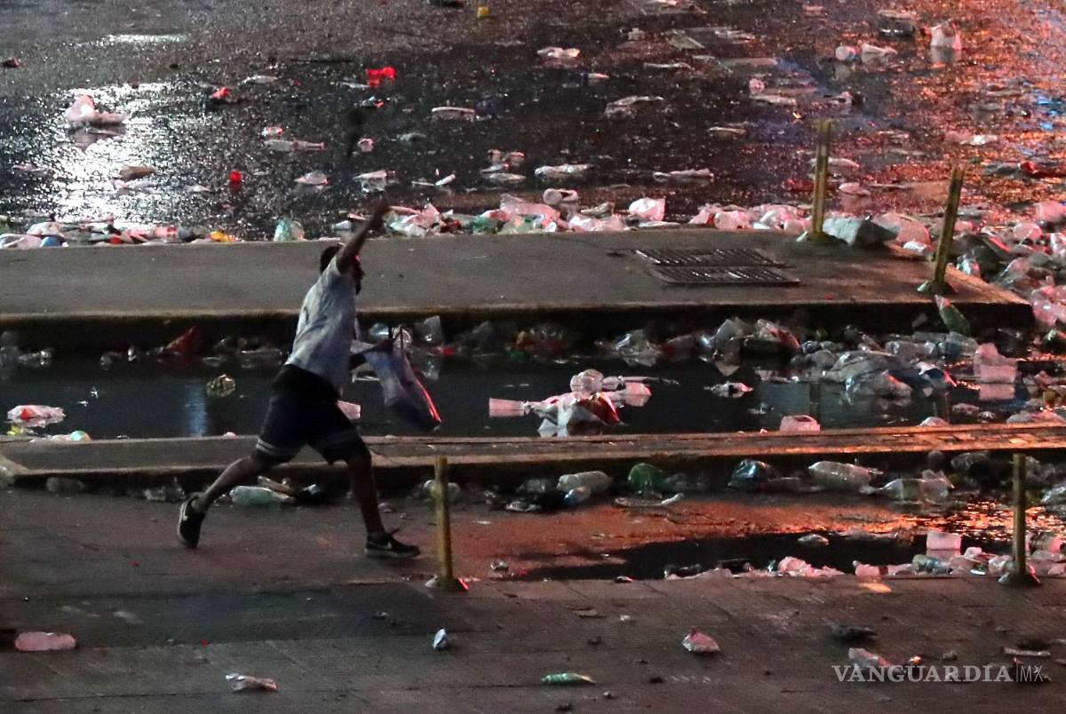 $!Un manifestante se enfrenta a la Policía Argentina durante los disturbios tras las celebraciones por el triunfo de la selección en el Mundial Qatar 2022.