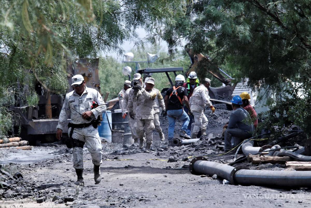 $!Nadie se ha movido de los improvisados campamentos, los familiares directos están al interior del desarrollo conocido como “El Pinabete” desde el mismo día de la tragedia, otros más a las afueras del área conocida como Zona Cero, también impacientes, pendientes de las noticias de las autoridades.