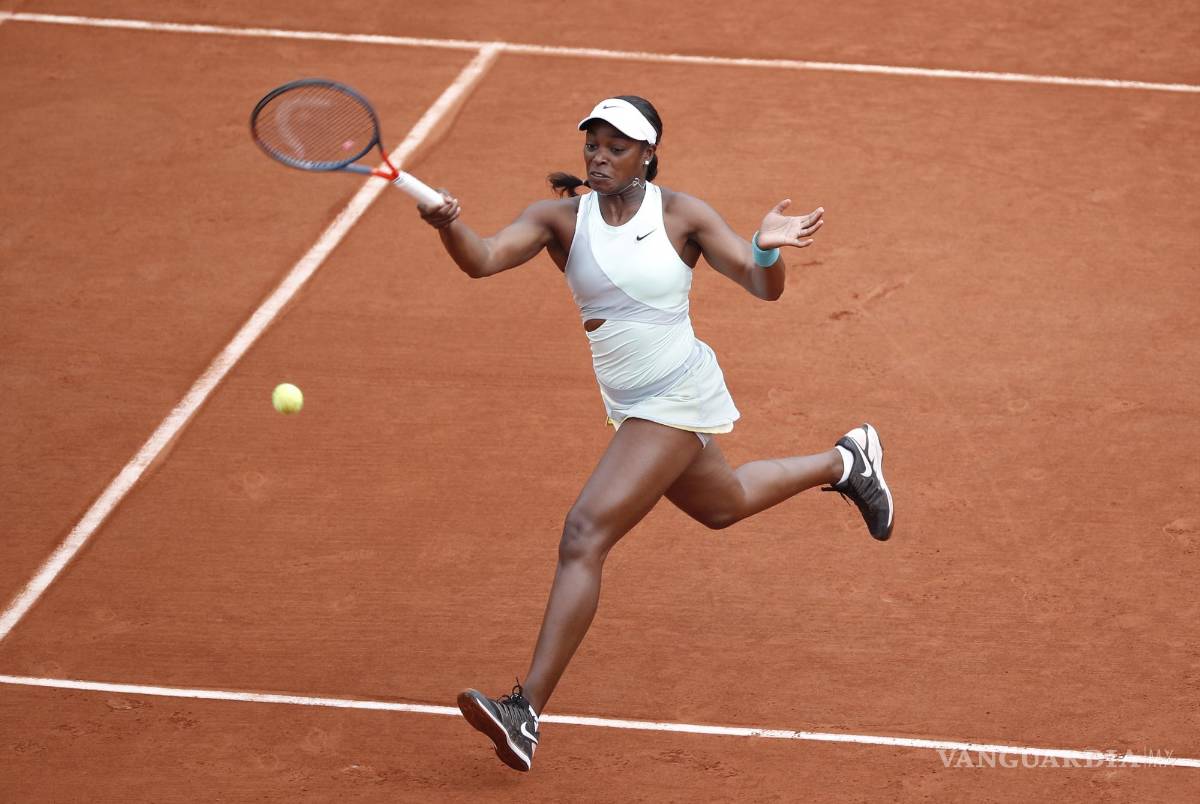 $!Sloane Stephens de EU Juega con Jule Niemeier de Alemania en su partido de primera ronda de mujeres en Roland Garros en París, Francia