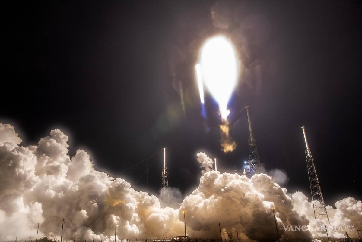 $!La nave espacial PACE de la NASA a bordo de un cohete SpaceX Falcon 9 despega del Complejo de Lanzamiento Espacial 40 en Cabo Cañaveral.