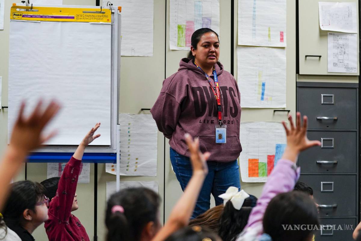 $!Estudiantes levantan la mano para participar en la clase de matemáticas de segundo grado en la Academia Place Bridge, el 20 de mayo de 2025, en Denver.