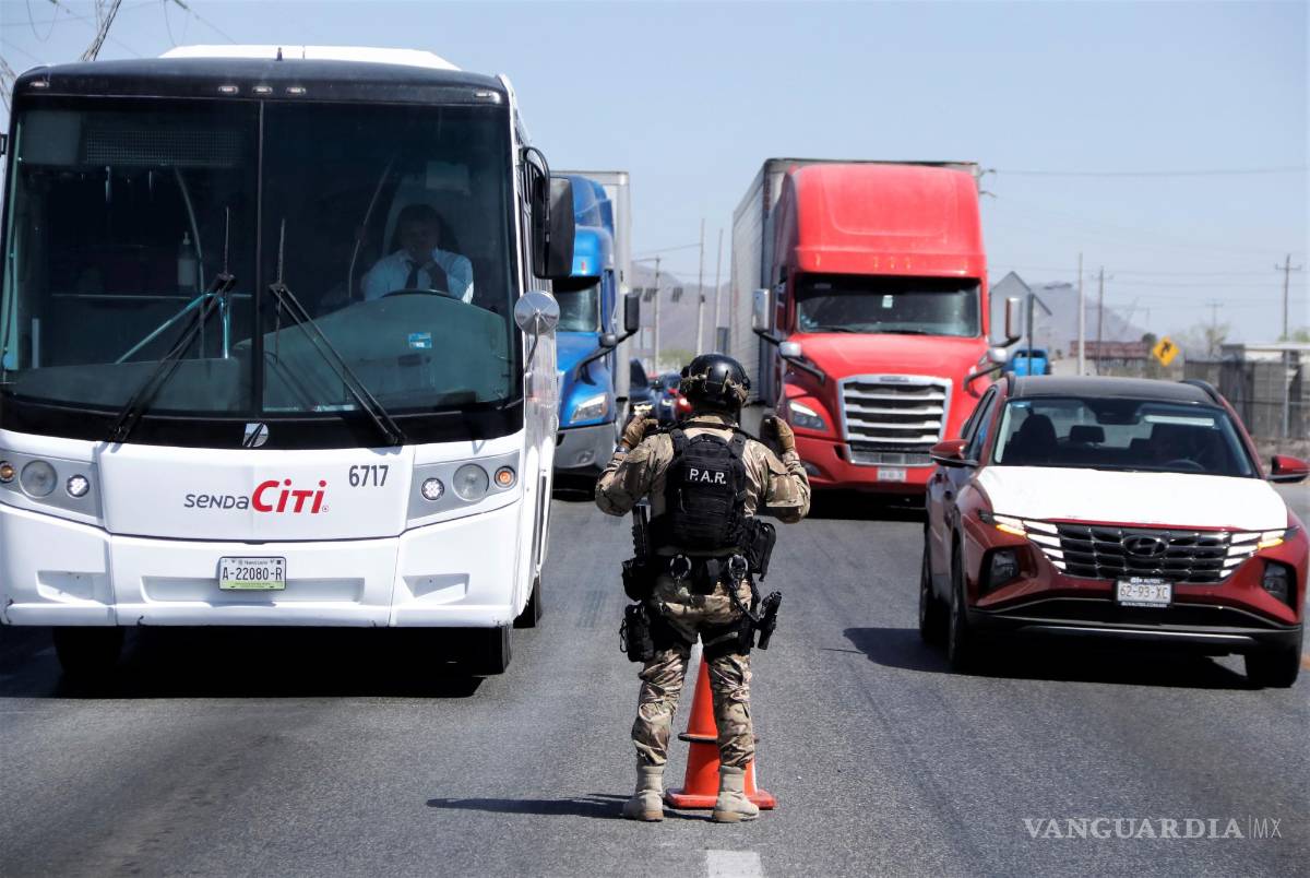 $!Además de ahuyentar a la delincuencia, los elementos de seguridad orientan a los automovilistas.