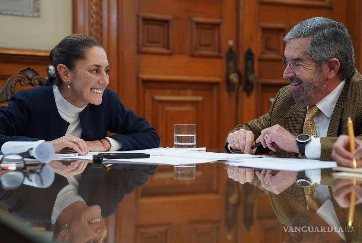 $!La presidenta Claudia Sheinbaum (i) y el canciller Juan Ramón de la Fuente durante una conversación telefónica con el presidente electo Donald Trump.