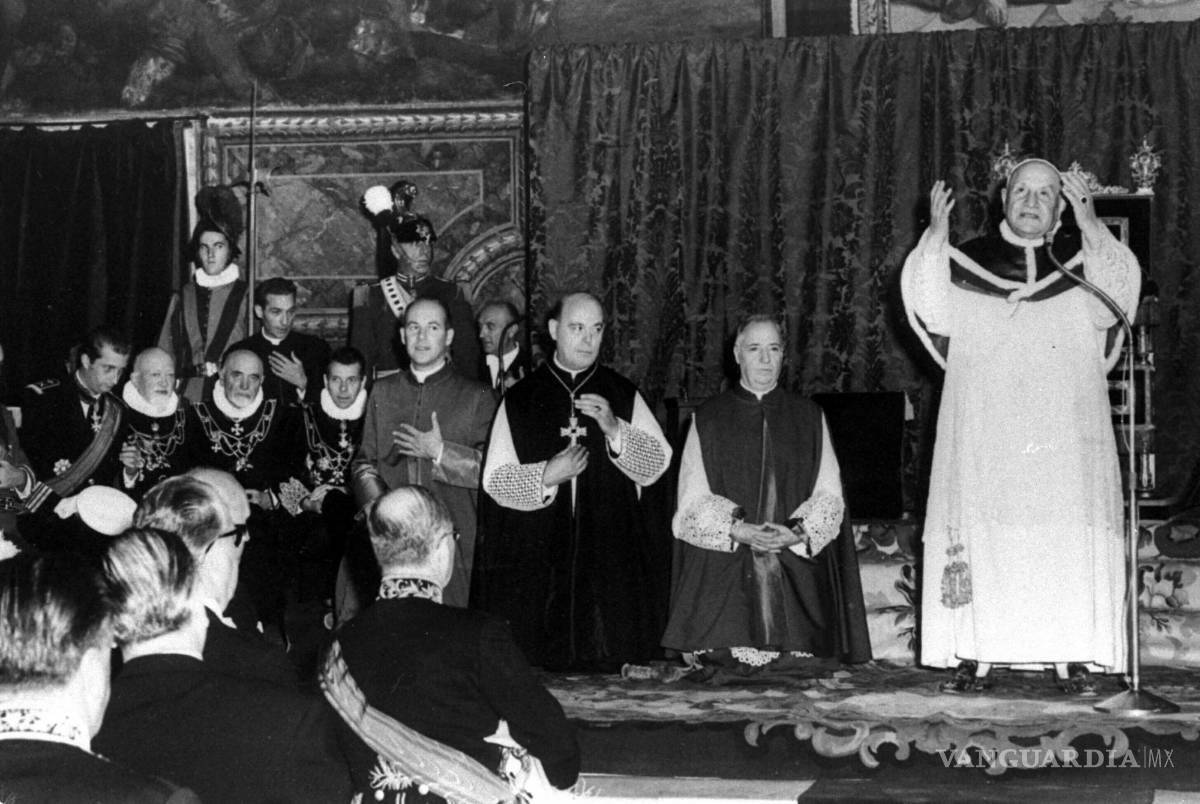 $!El Papa Juan XXIII reza el 12 de octubre de 1962 durante una audiencia especial a los delegados de gobiernos extranjeros al concilio ecuménico, en la Capilla Sixtina.