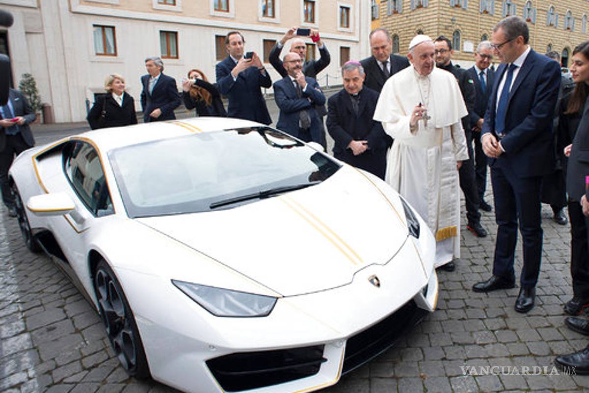 Regalan un Lamborghini al Papa Francisco; lo subastará para beneficiencia