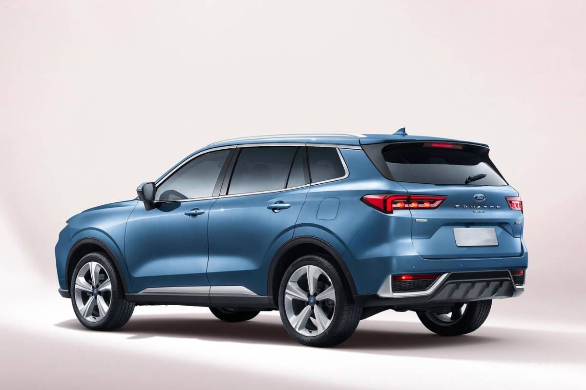 un suv que va por los demás de su categoría