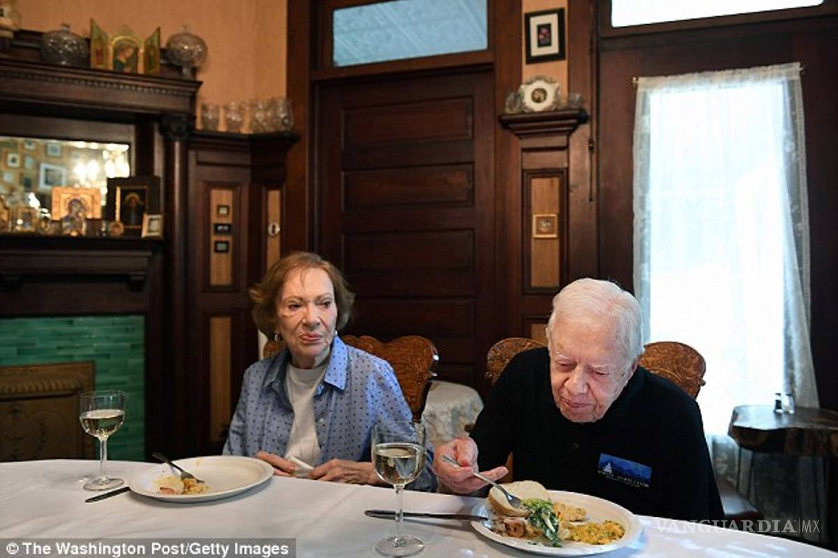 Mientras en EU el ex presidente Jimmy Carter lava él mismo sus platos, en México los ex mandatarios tienen hasta 20 ayudantes