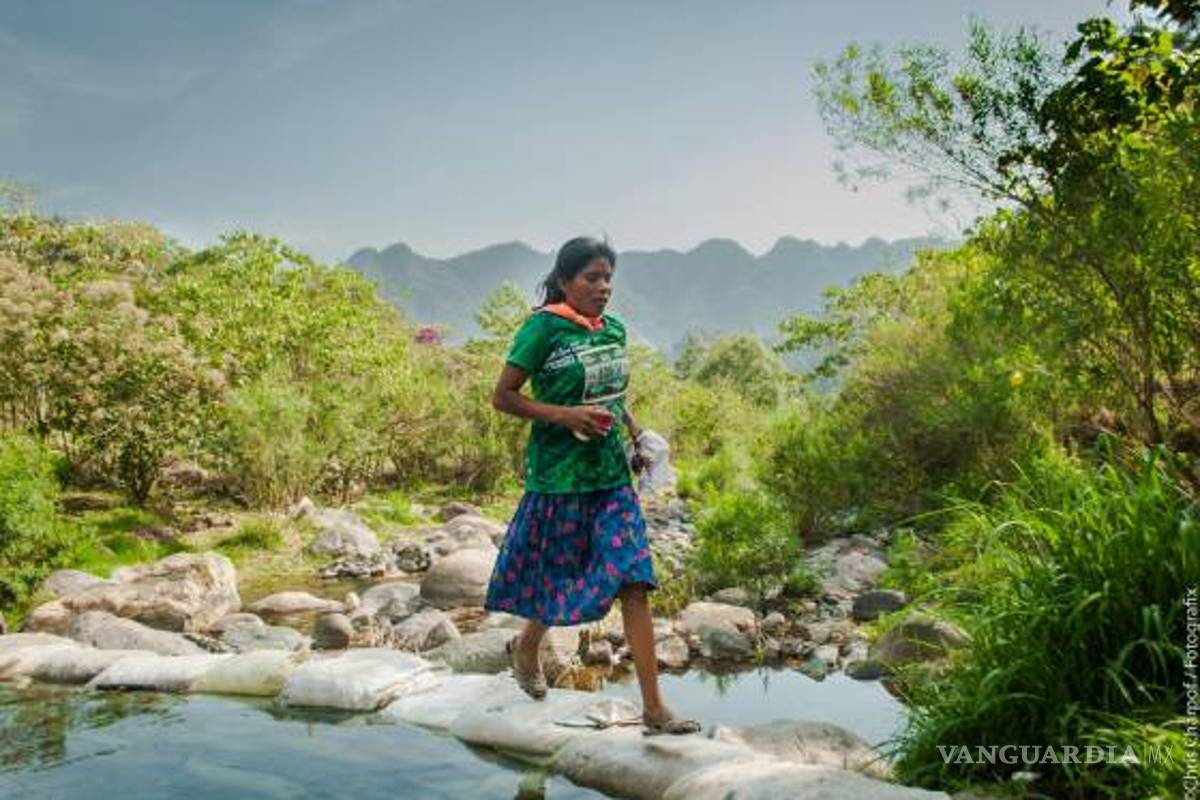 Con sandalias y falda, sin equipo deportivo... mujer tarahumara gana maratón de 50 km en México