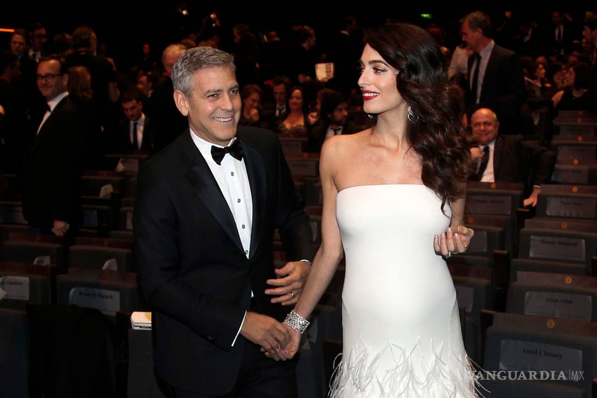 Amal Clooney luce embarazo en los Premios César