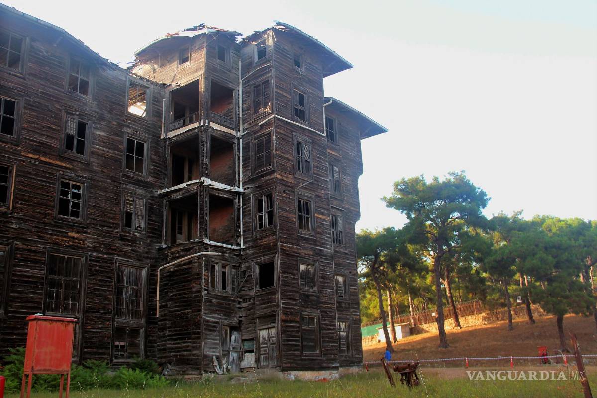 Estambul busca salvar un edificio de 20 mil metros cuadrados hecho de madera