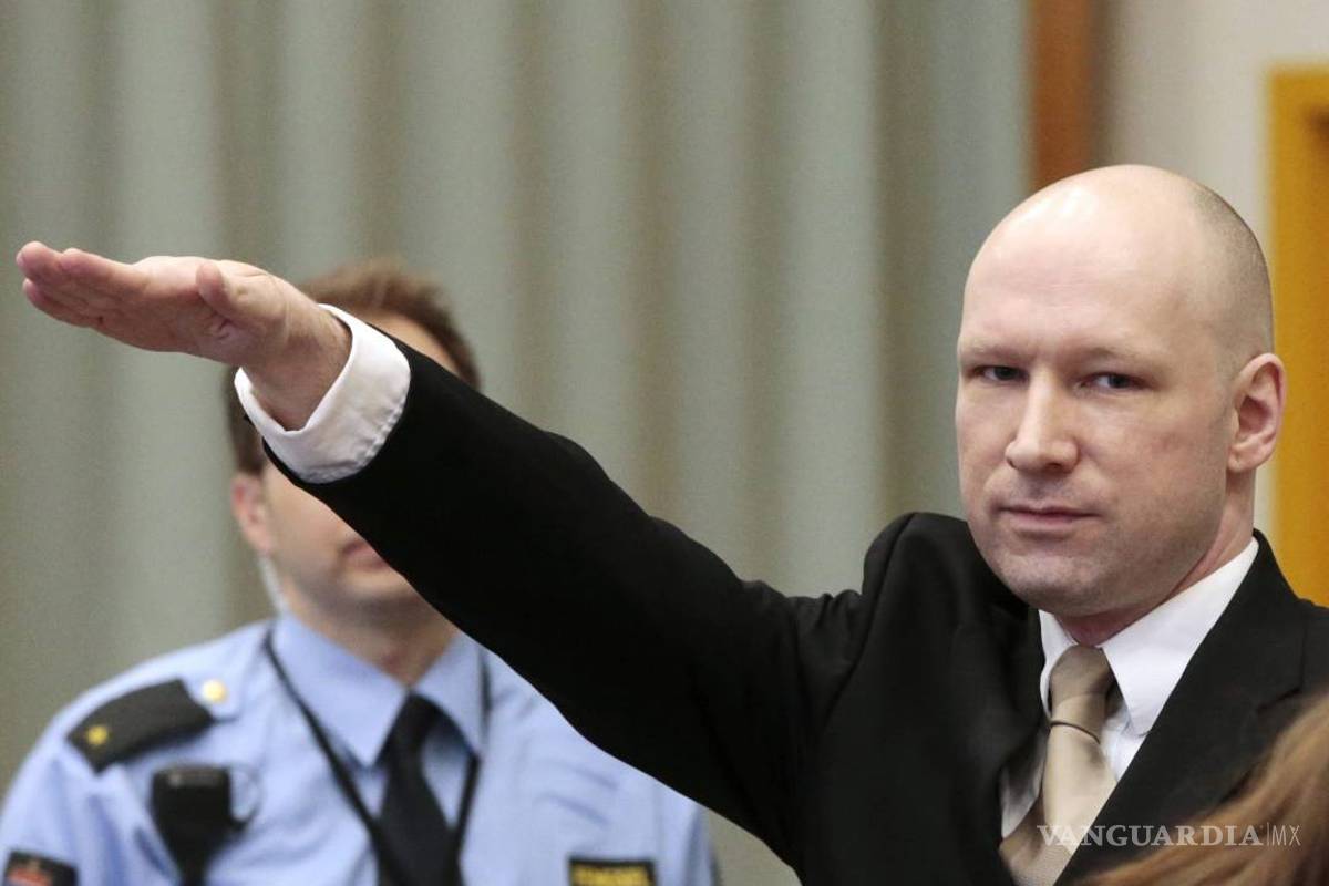 Hace Breivik hace saludo nazi al comenzar juicio contra el Estado noruego