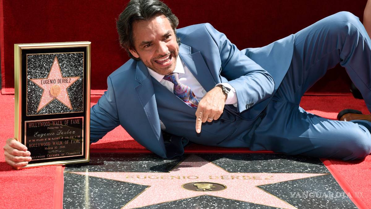 Eugenio Derbez devela su estrella en el Paseo de la Fama
