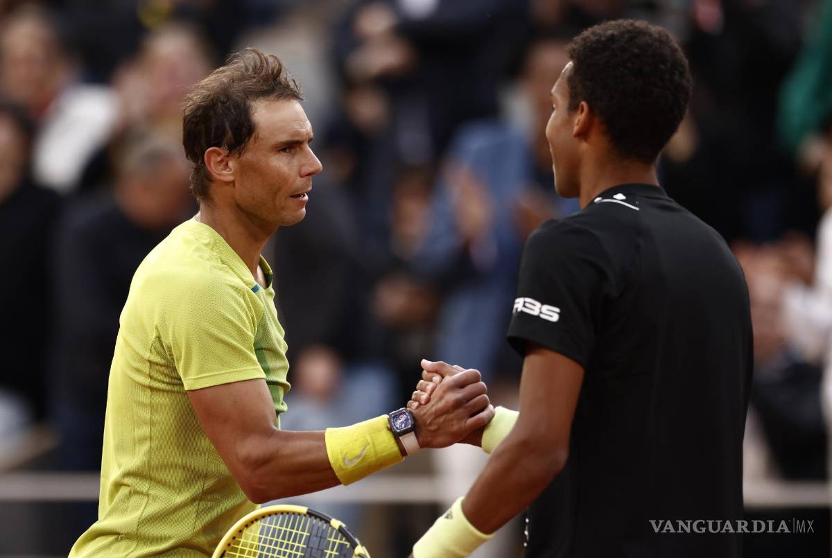 $!Rafael Nadal (i) le da la mano a Felix Auger-Aliassime después de ganar el partido de la cuarta ronda del torneo de tenis Abierto de Francia en Roland Garros en París.