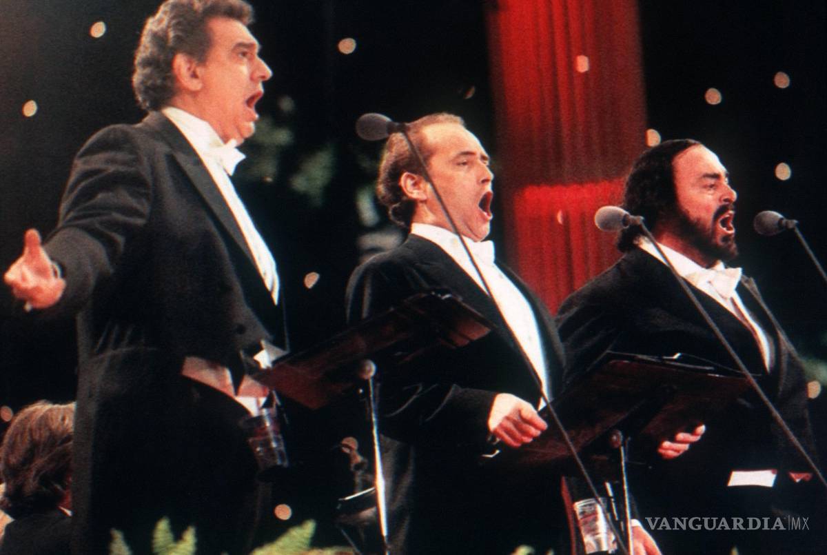 $!Los tenores Plácido Domingo, José Carreras y Luciano Pavarotti (de izda. a dcha.) en el estadio londinense de Wembley en el año 1996.