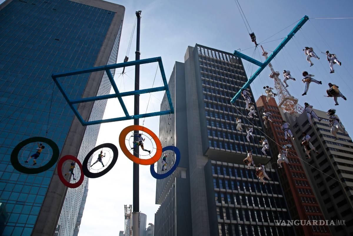 $!Entre protestas y enfrentamientos, antorcha olímpica llega a Río de Janeiro