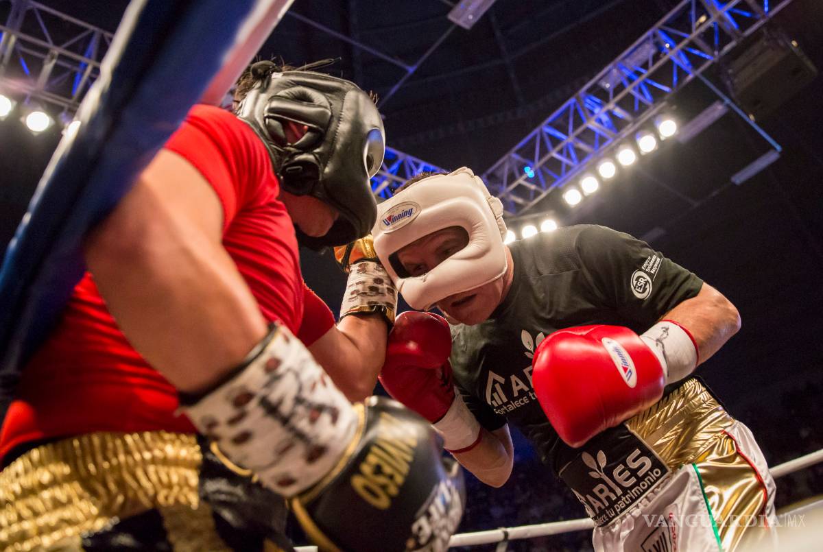 $!¡Viejos los cerros! Julio César Chávez le da lección de boxeo al 'Travieso' Arce