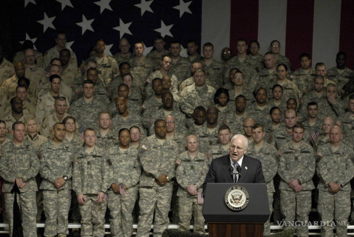 $!6/12/2005. El vicepresidente Dick Cheney se dirige a las tropas durante un mitin para la 10.ª División de Montaña y la 42.ª Infantería en Fort Drum, Nueva York.