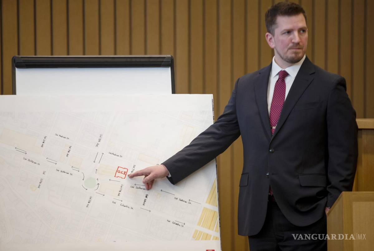 $!El fiscal Shawn Overstreet presenta su declaración de apertura en el juicio por asesinato de la escritora de novelas románticas Nancy Crampton Brophy.