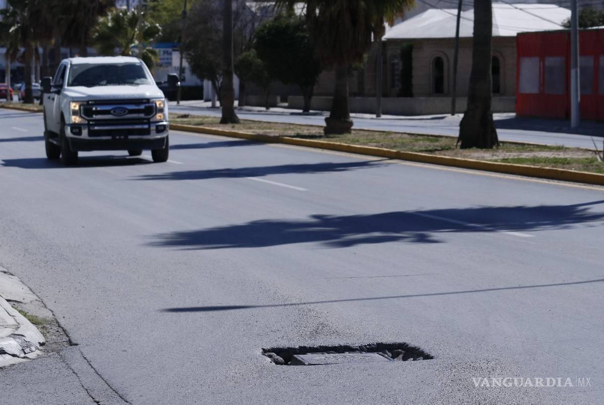 $!El concreto que la rodea ya está carcomido al punto de que se exhibe un cuadro de varilla.