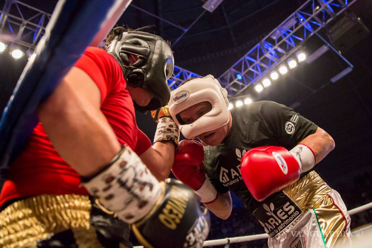 $!¡Viejos los cerros! Julio César Chávez le da lección de boxeo al 'Travieso' Arce