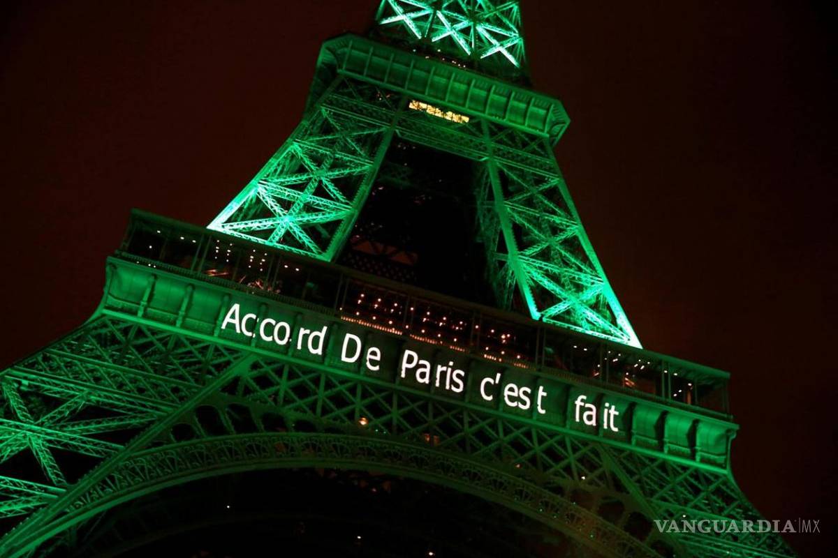 Francia se ilumina de verde por entrada de Acuerdo de París