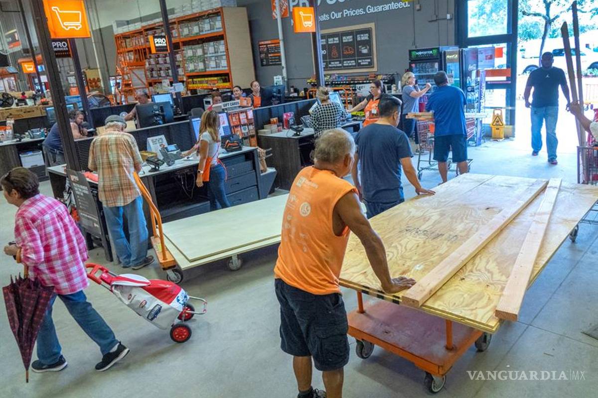 $!Florida espera con temor al "monstruo" Dorian que podría convertirse en huracán categoría 4 (fotogalería)