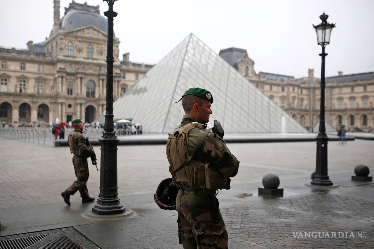 Policía evacúa explanada del Louvre previo a elecciones en Francia