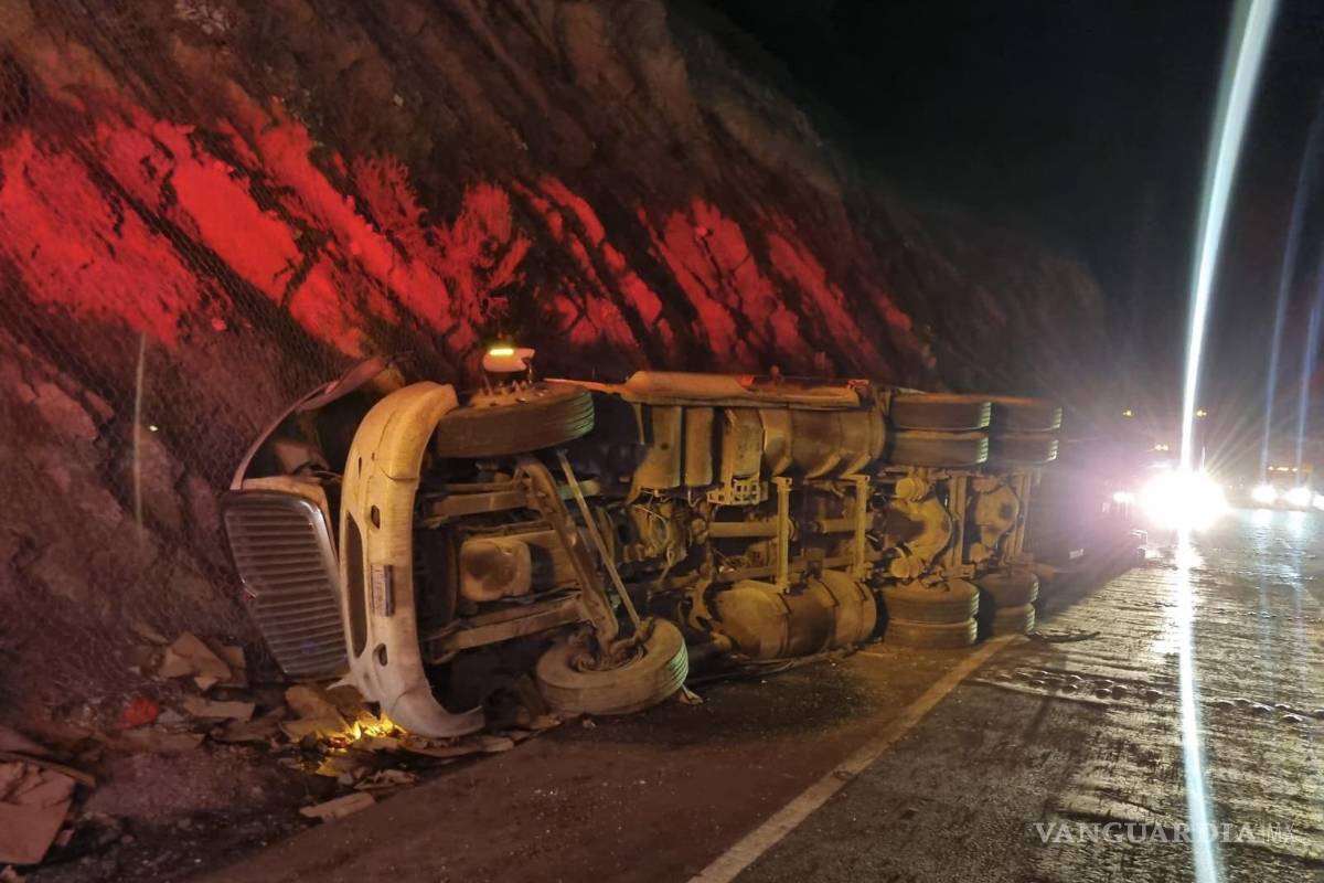 Vuelca tráiler en Los Chorros y paraliza la carretera Matehuala- Saltillo; conductor resulta ileso