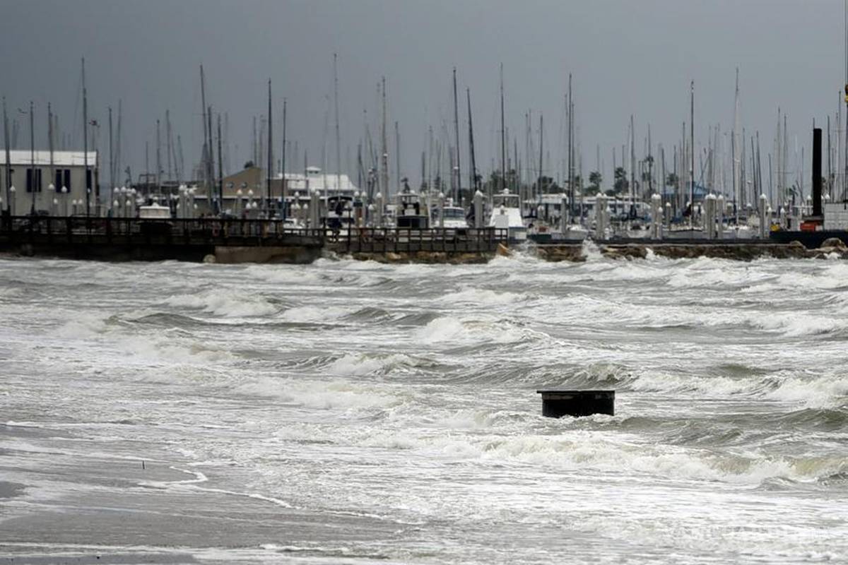 ‘Nicholas’ se degrada a tormenta tras tocar tierra costas de Texas... pero aún es peligroso