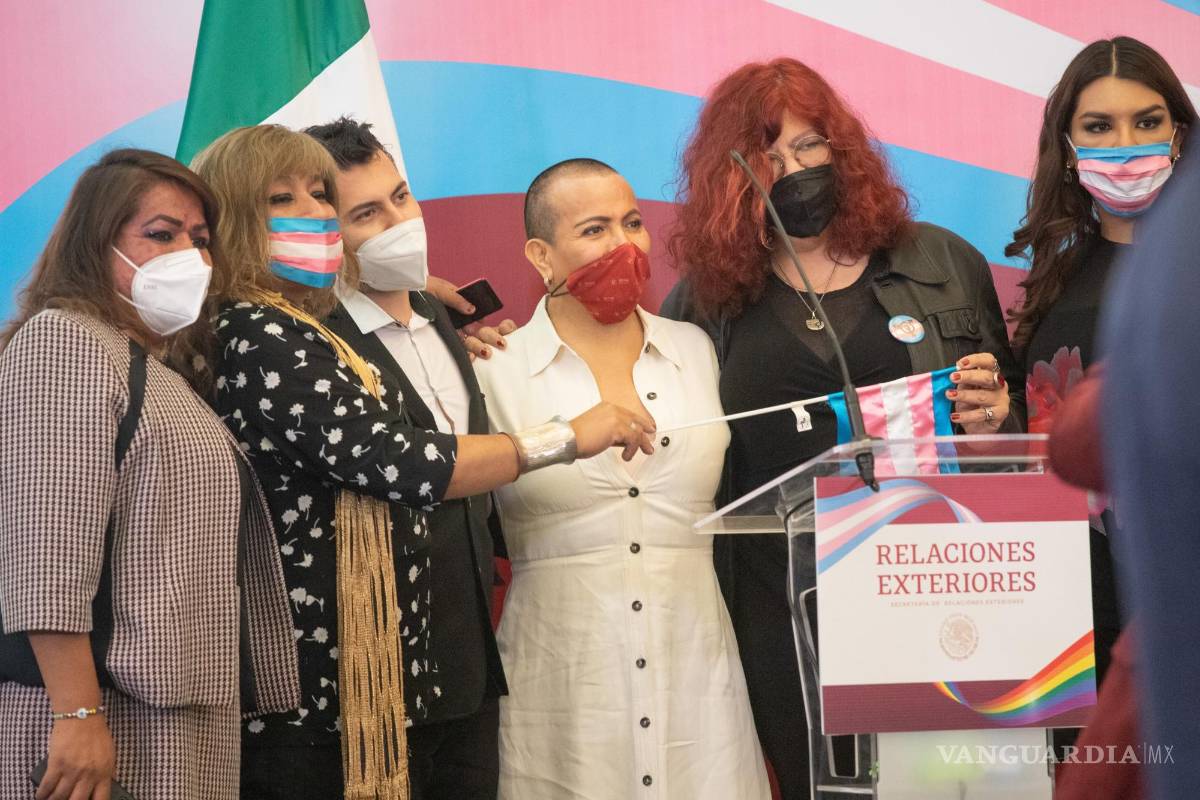 México entrega primeras actas a personas trans en el exterior; ‘histórico’, señala Ebrard