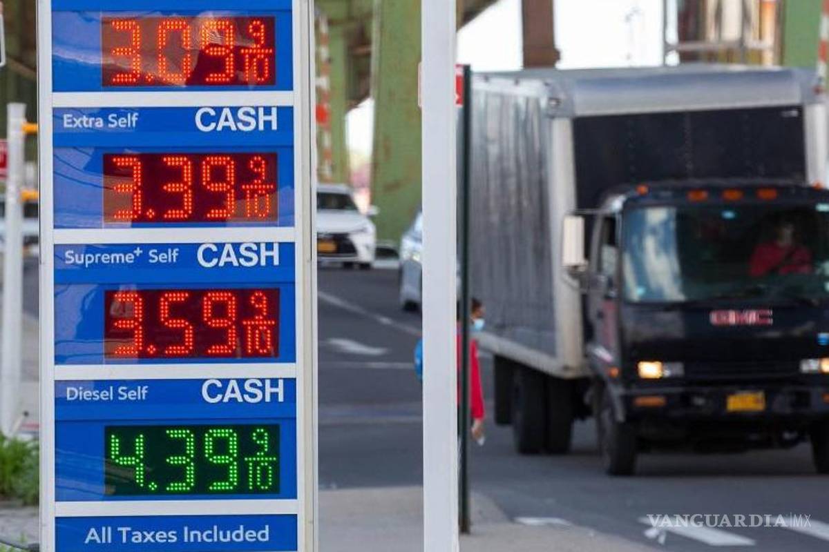 Precio del galón de gasolina en EU baja a 4 dólares por primera vez en cinco meses