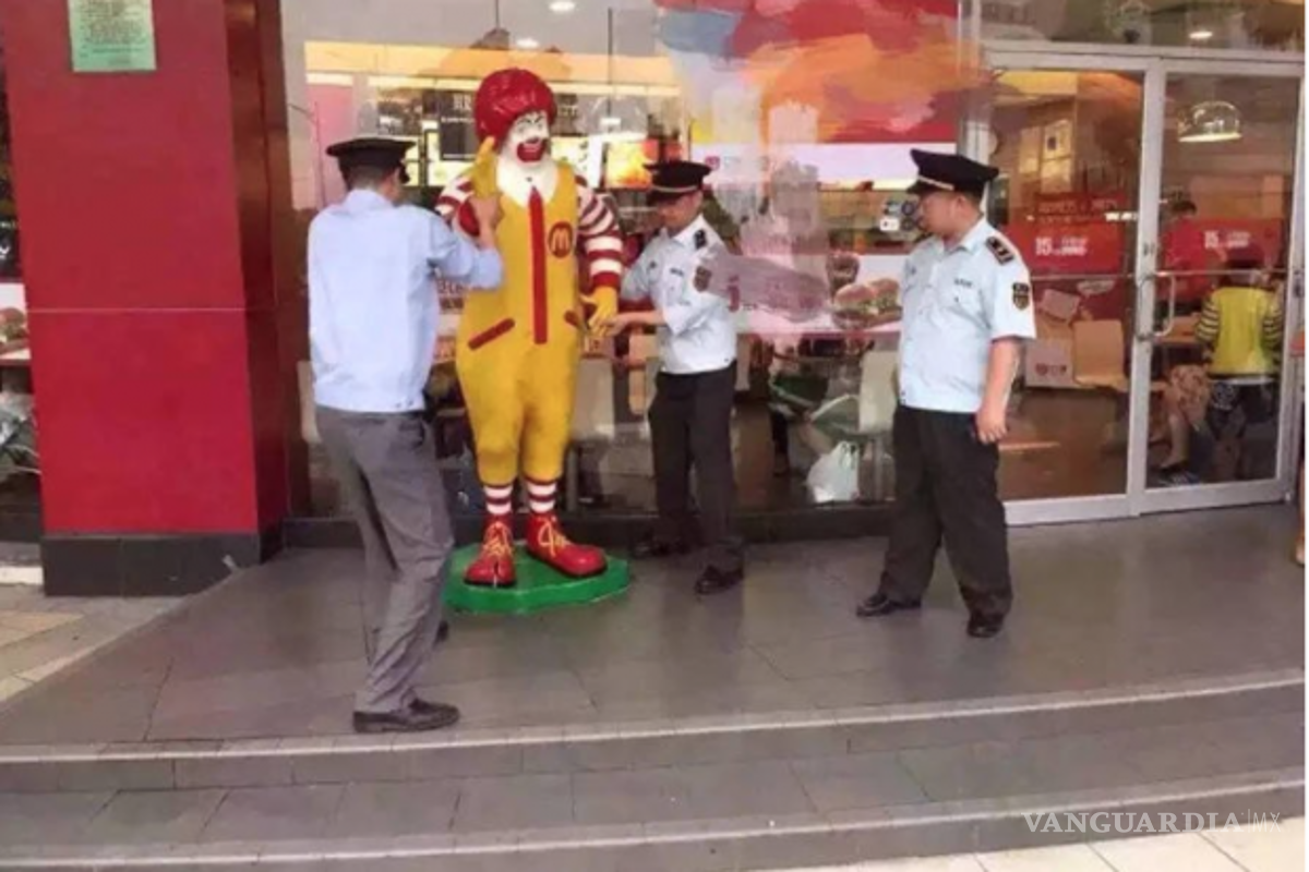 Estatua de Ronald McDonald es 'detenida' por policías de China