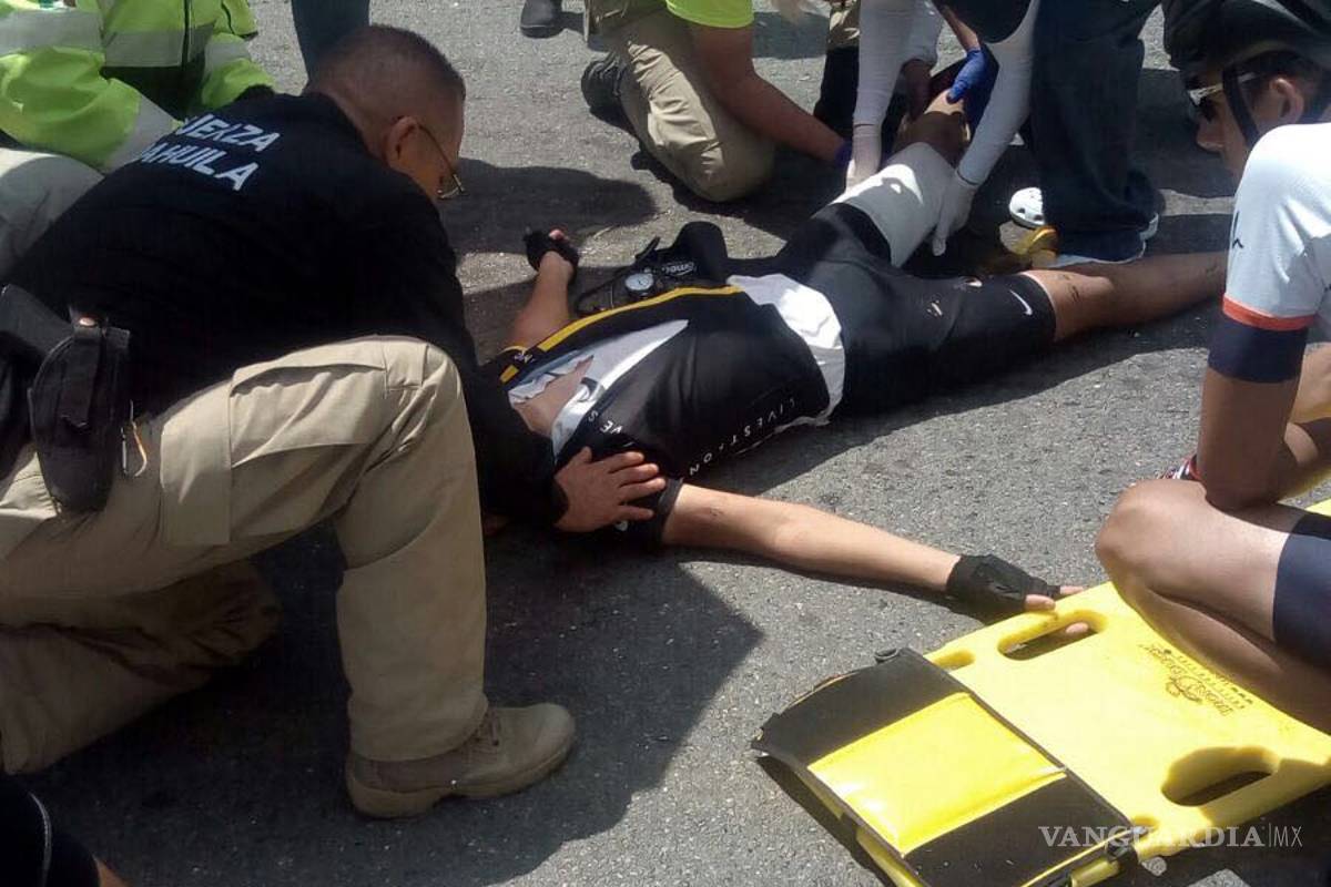 Vehículo arrolla a joven ciclista en Arteaga; se debate entre la vida y la muerte